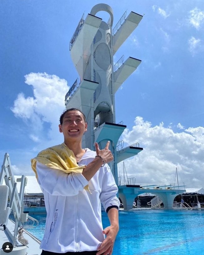 日本で唯一のハイダイビング選手・荒田恭兵。飛び込み台の27mという高さはビルの10階相当／本人のインスタグラムより