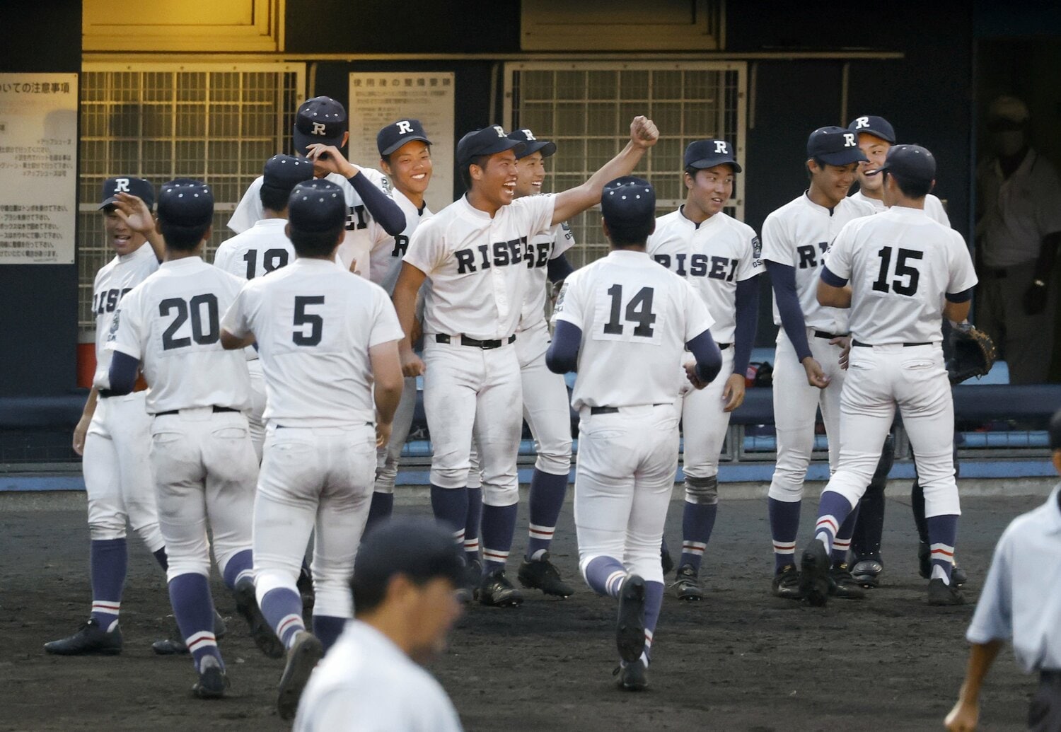 2020年夏の公式戦で大阪桐蔭に勝利し、喜ぶ履正社ナイン　©︎KYODO