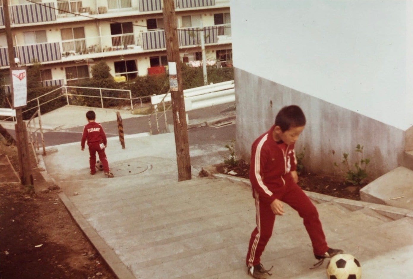 階段でのドリブル練習で、ボールの動きを予測する力を身につけていった（写真：本人提供）