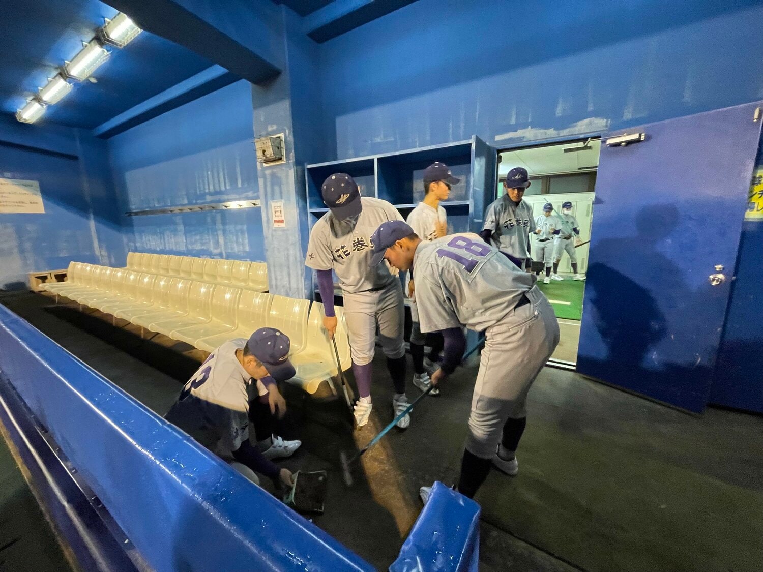 東北大会の試合が終わったあと、ベンチを丁寧に掃除する花巻東高校野球部員の姿が（筆者撮影）