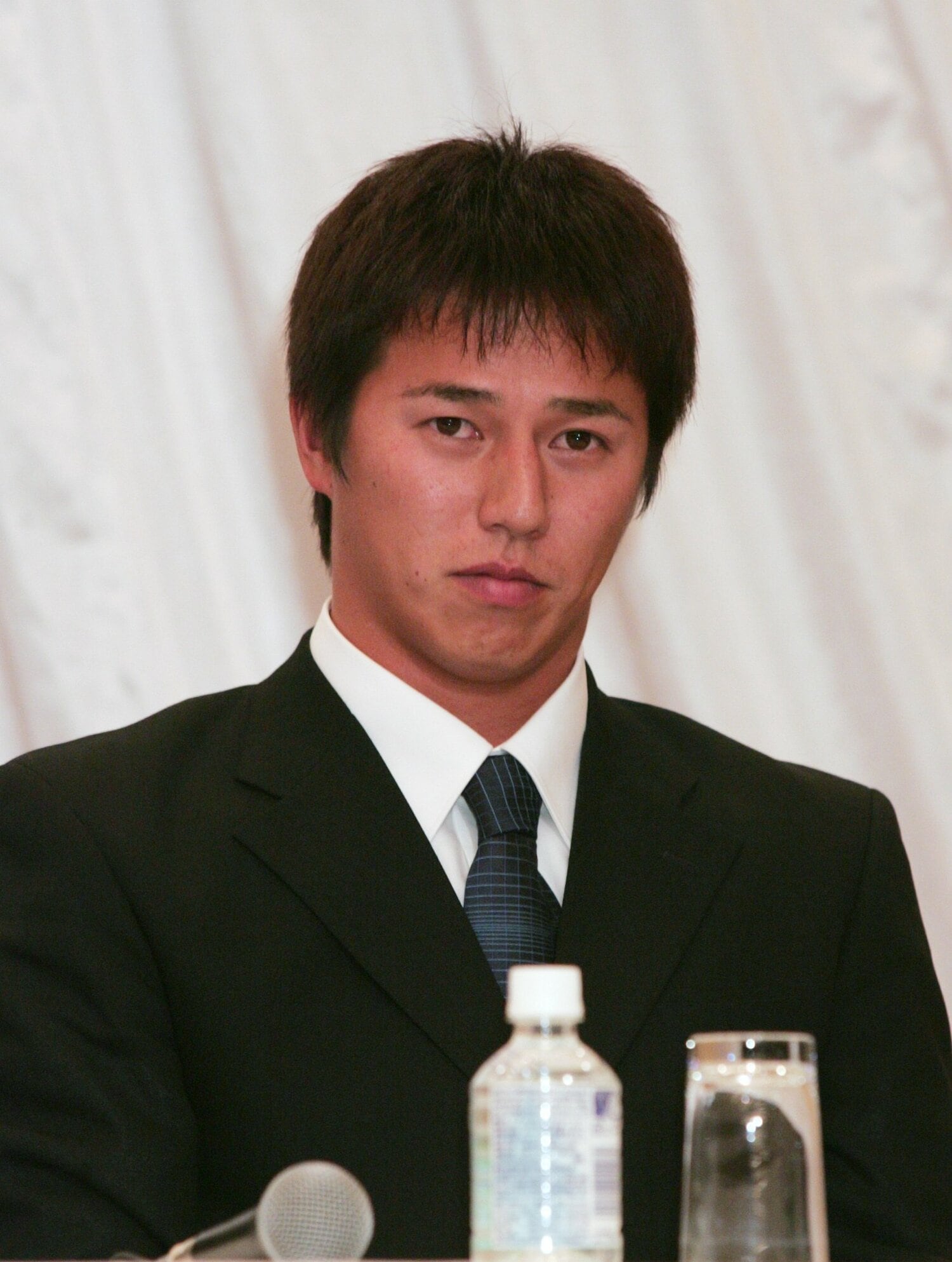 2004年12月、楽天の新入団選手発表会見に臨む平石洋介（トヨタ自動車）。ドラフト7位指名だった　©JIJI PRESS