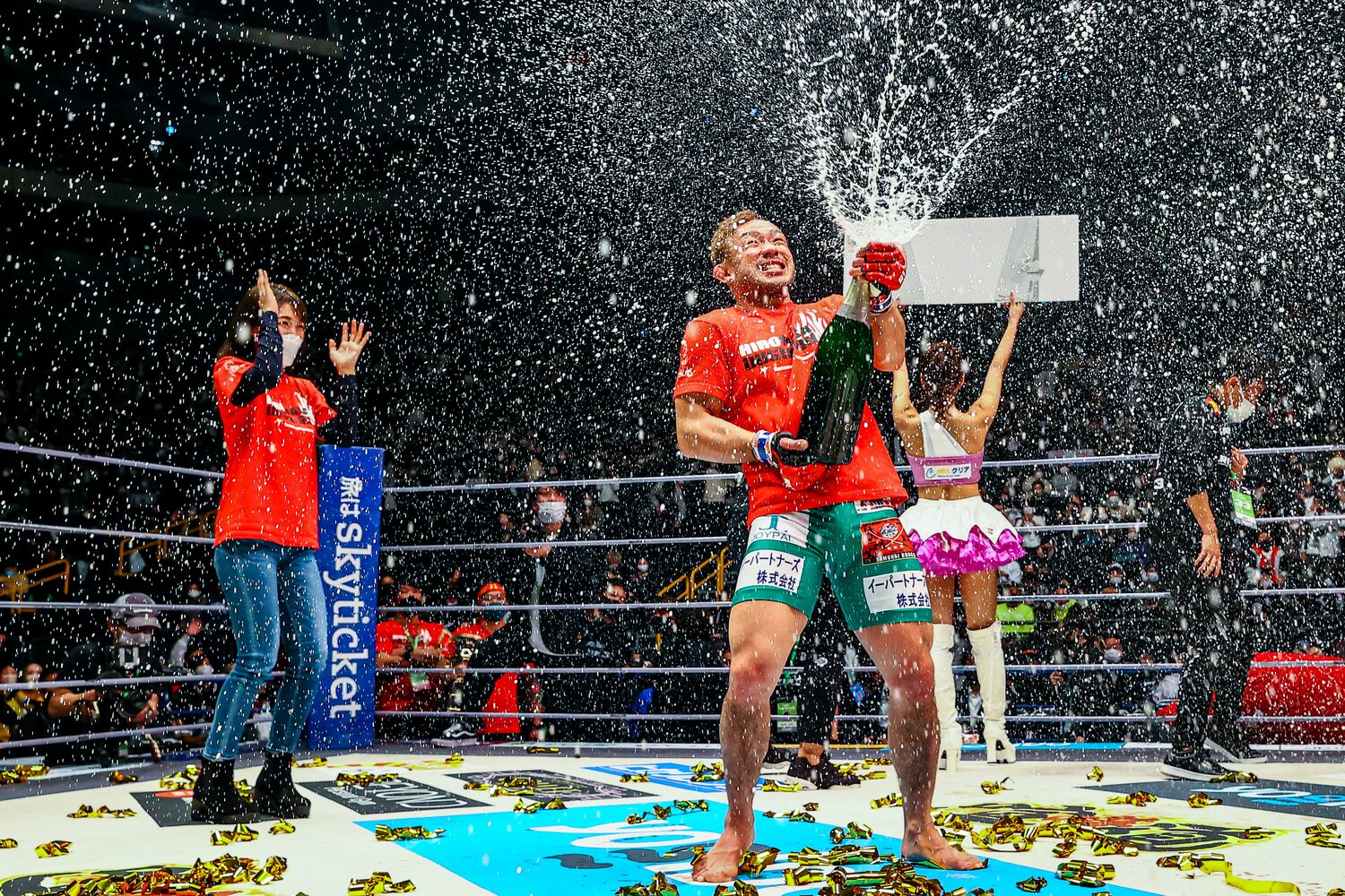 下馬評を覆し、バンタム級トーナメント優勝を果たした扇久保。公開プロポーズ成功後には、シャンパンで豪快に祝杯をあげた　©RIZIN FF Susumu Nagao