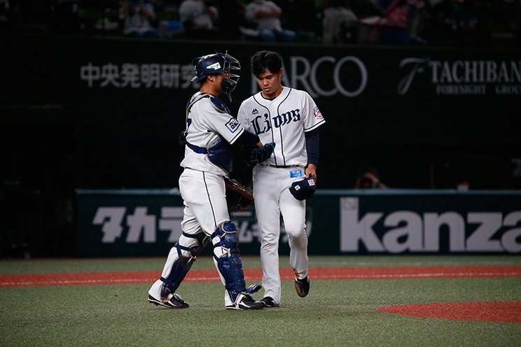 同じルーキーの先発・浜屋（右）に話しかける柘植　©︎Kyodo News