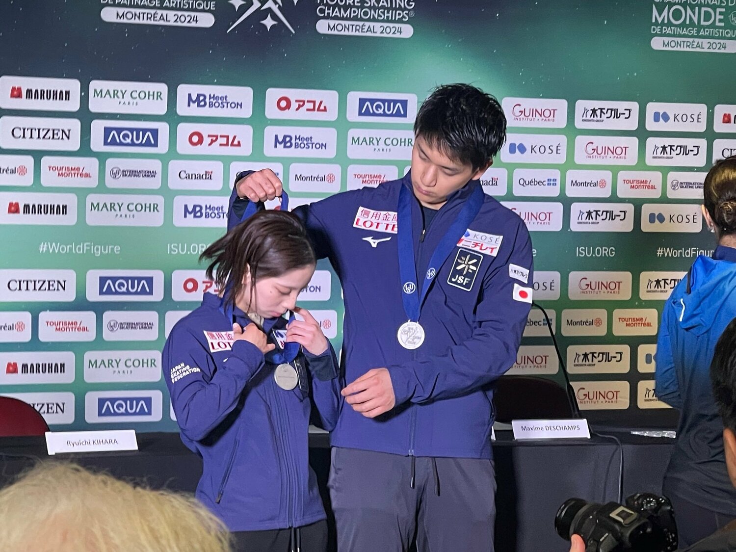 三浦に銀メダルを掛ける木原　©Akiko Tamura