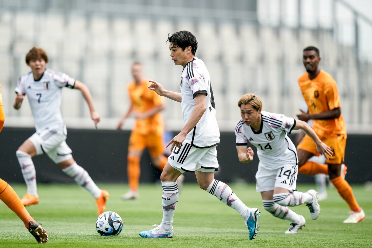 鈴木唯人と三戸はU-23アジア杯で未招集だったが、パリ世代の中軸を担ったメンバーだ　©AFLO