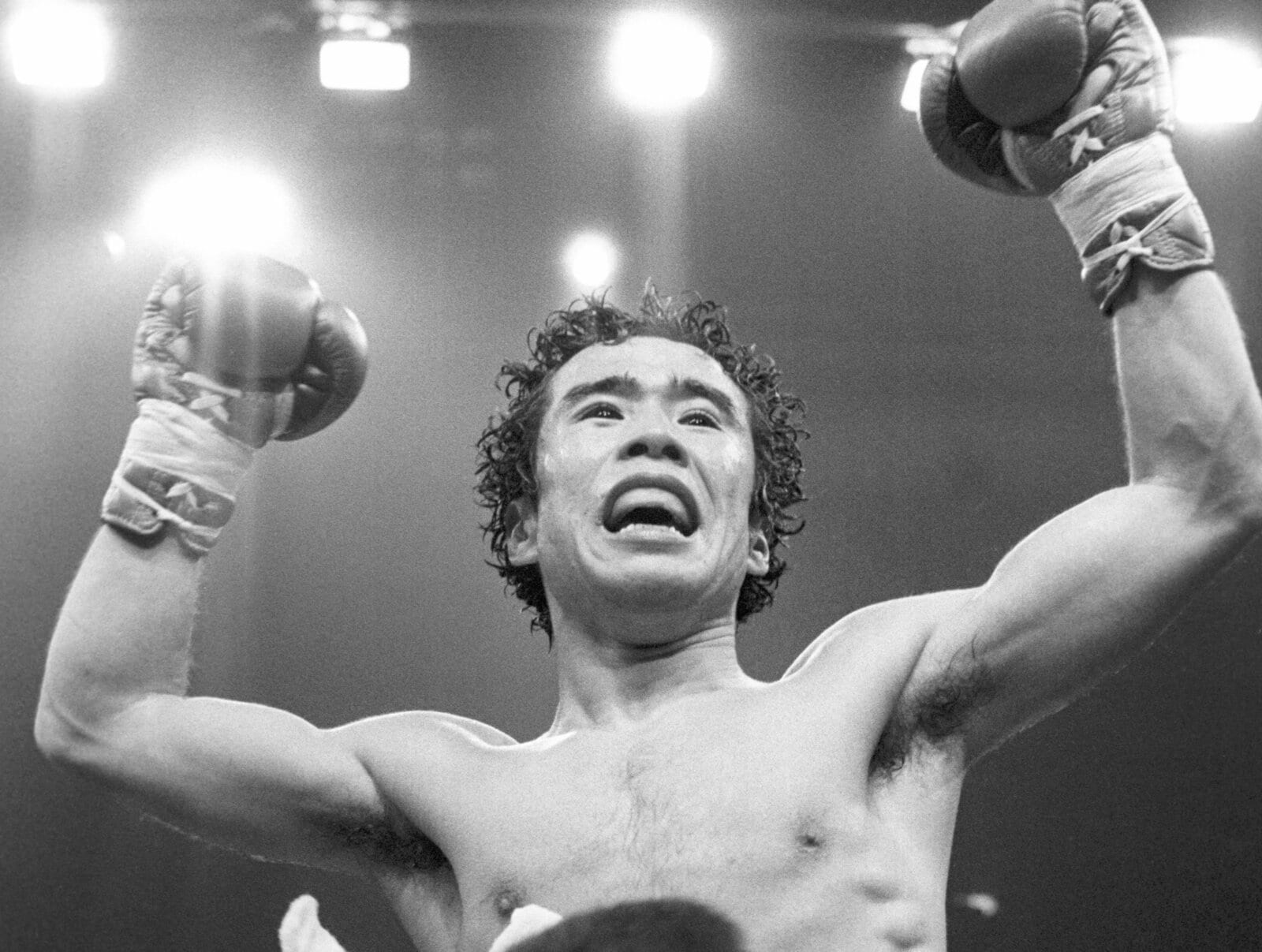 金煥珍に勝利し、WBA世界ライトフライ級の新チャンピオンとなった渡嘉敷　©KYODO