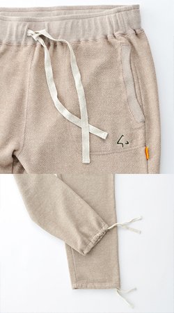 腰の左右にポケットを装備。財布やキーを収納できるので、コンビニなどへ出掛けるのに便利だ。ウェストや裾は紐ではなく、敢えてリボンで締めてお洒落度をアップ！ 