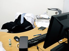 岩瀬さんの椅子には脱いだスーツが         