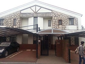 DetonatioN FocusMeのメンバーが住む「ゲーミングハウス」。9SLDKという間取りで、トイレ3箇所、お風呂が2箇所とかなり大きい。