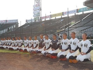 「好んで坊主なのに…なぜダメって言うんでしょうか」神村学園の熱血監督が本音…スマホ使用ルール、全寮制の生活「それでも高校野球に捧げる理由」