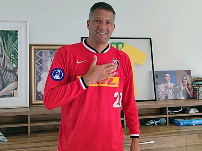 浦和レッズ伝説FWの引退後「政治は金がかかるね…」ブラジルで議員→スポーツ長官に転身のワケ「草サッカーチームの名はウラワ・レッズだ」＜Number Web＞ photograph by Hiroaki Sawada