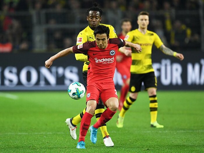 長谷部誠が代表で今も盤石な理由。チーム内競争とコミュニケーション。＜Number Web＞ photograph by Getty Images