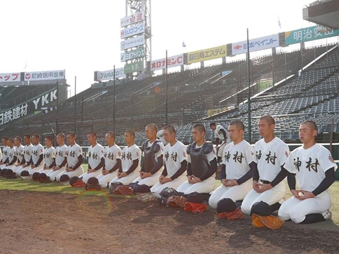 「好んで坊主なのに…なぜダメって言うんでしょうか」神村学園の熱血監督が本音…スマホ使用ルール、全寮制の生活「それでも高校野球に捧げる理由」<Number Web> photograph by Sankei Shimbun