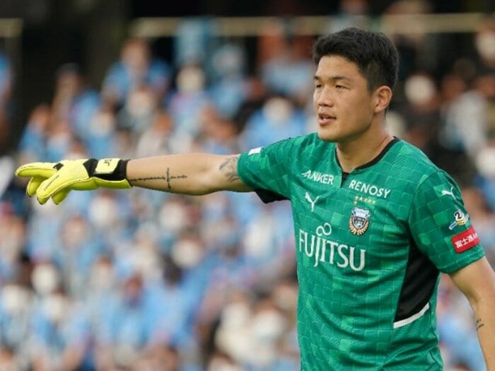 チョン・ソンリョン37歳「GKはワイン？ じゃあ僕はウイスキーですね」 円熟味を増す川崎Fの守護神が“試合中に感情を出さない”理由＜Number Web＞ photograph by Etsuo Hara/Getty Images