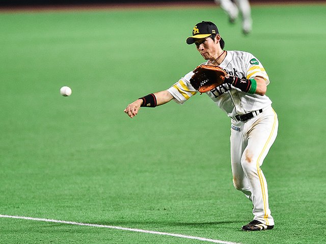 SB・本多雄一が挑む正二塁手奪還。攻守に改造し、明石と川島に