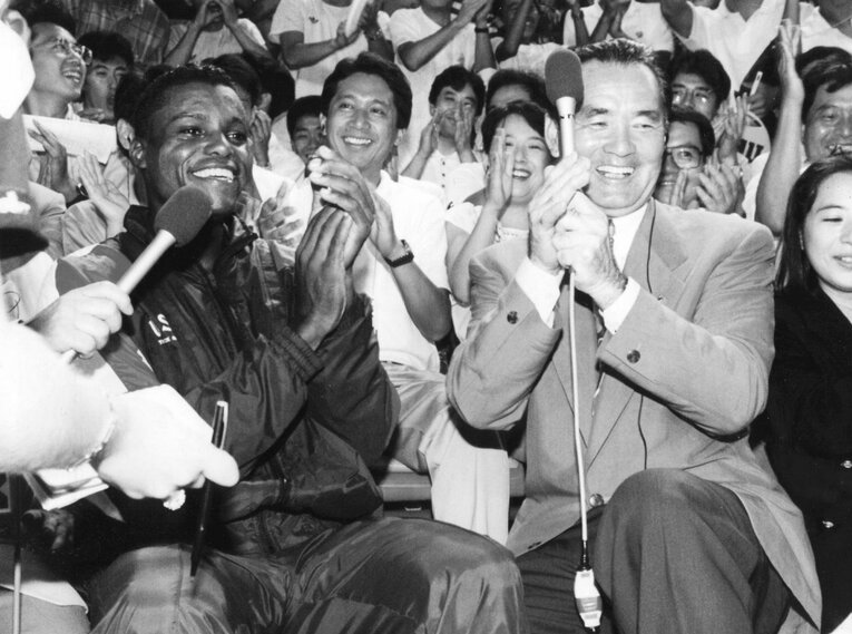 1991年の世界陸上で、カール・ルイスにインタビューする長嶋茂雄　©Sankei Shimbun