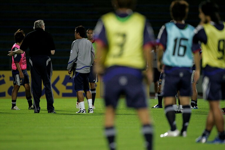 複数色のビブスを使用するなど、オシムさんの「考えて走る」トレーニングは注目を集めた　©Tamon Matsuzono