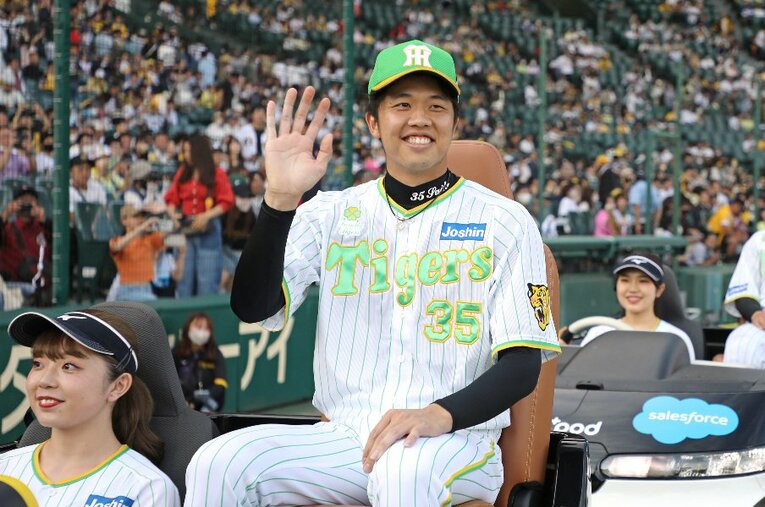 6月4日ロッテに完封勝利。佐々木朗希に投げ勝ち、笑顔で手を振る阪神・才木浩人（24歳） ／ photograph by JIJI PRESS