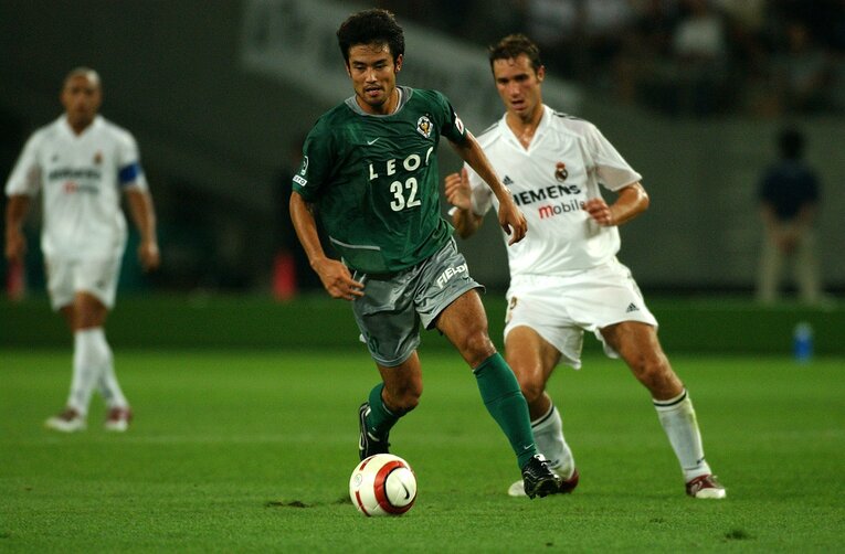 2004年、レアル・マドリー戦での小林慶行（当時26歳、東京V所属）　©Getty Images