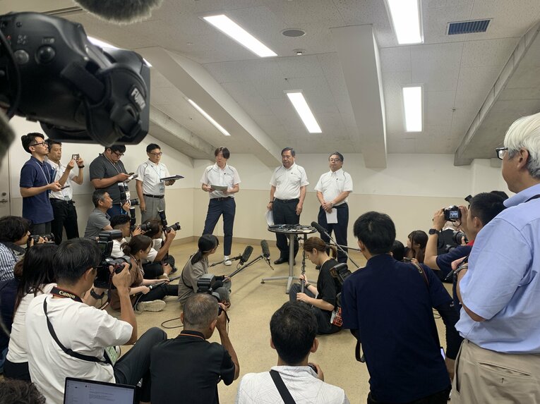 広島・広陵高の甲子園出場辞退を受け、会見する寶馨大会副会長（左）と角田克大会会長　©Genki Taguchi