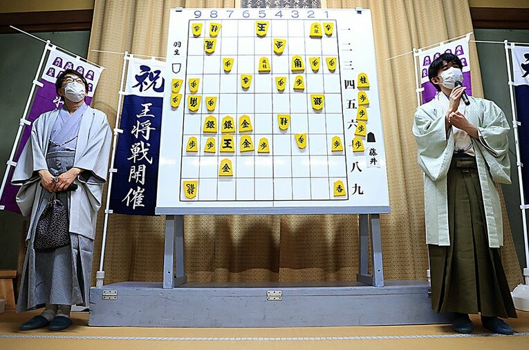 王将戦第1局を終えた羽生と藤井（代表撮影）　©JIJI PRESS