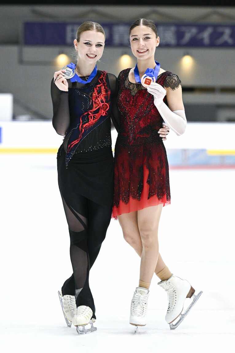 同じロシアのフロロワ（右）と2ショット　©️Asami Enomoto
