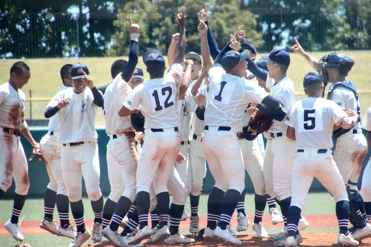 今夏の富山大会を制して甲子園初出場。喜ぶ未来富山ナイン　©JIJI PRESS