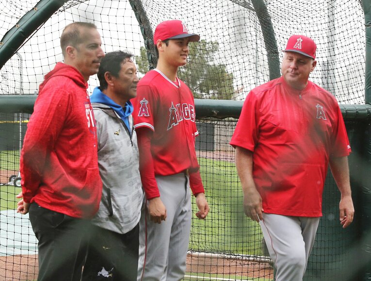 日本ハムの栗山英樹監督の訪問を受け、記念撮影する大谷。左端はエプラーGM、右端はソーシア監督　©JIJI PRESS