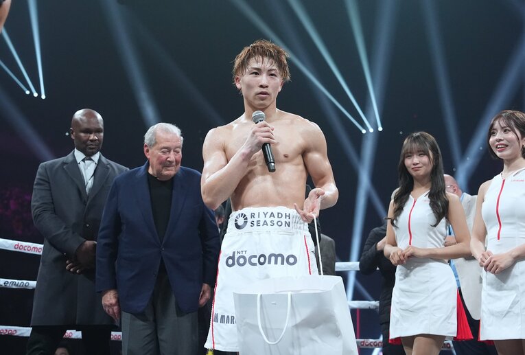 マイクを握ってファンへの感謝を口にする　©Naoki Fukuda