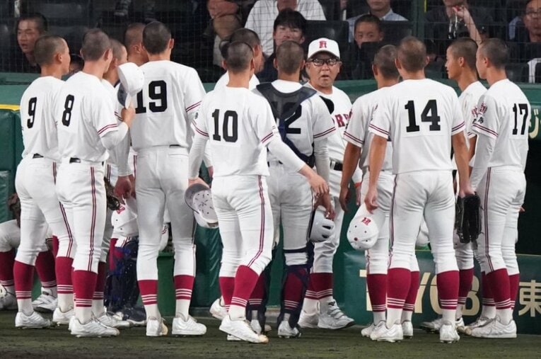 8月7日、甲子園で指揮をとる広陵の中井哲之前監督。初戦に勝利した3日後、広陵は出場辞退を発表した ／ photograph by Sankei Shimbun