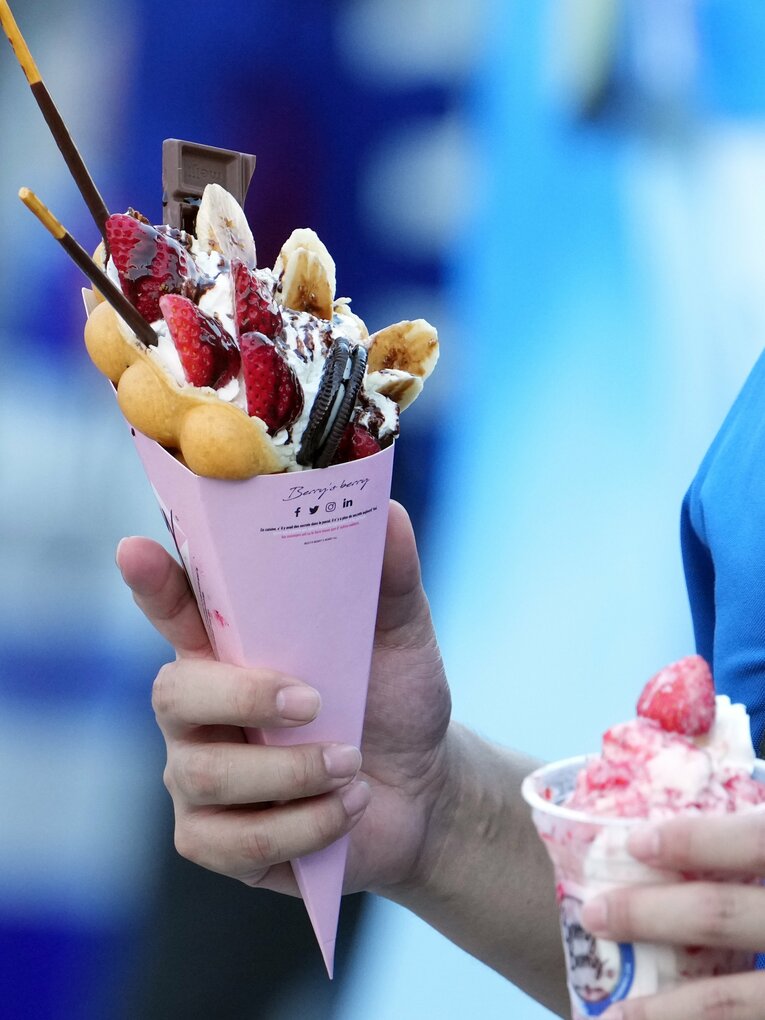 思い思いにスタジアムグルメを楽しむサポーター