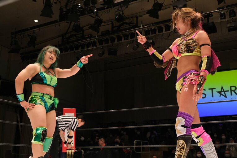 飯田沙耶（左）とウナギ・サヤカ