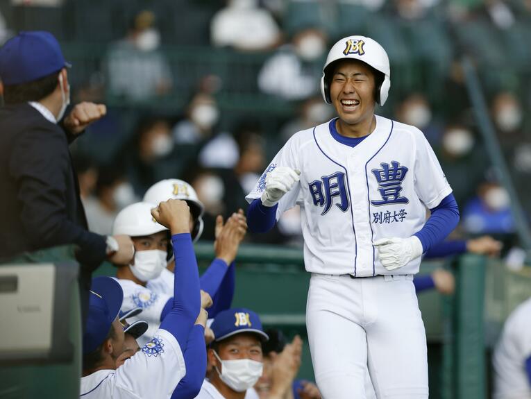 先制本塁打を放ち、ベンチ前で笑顔を見せる明豊・米田©Kyodo News