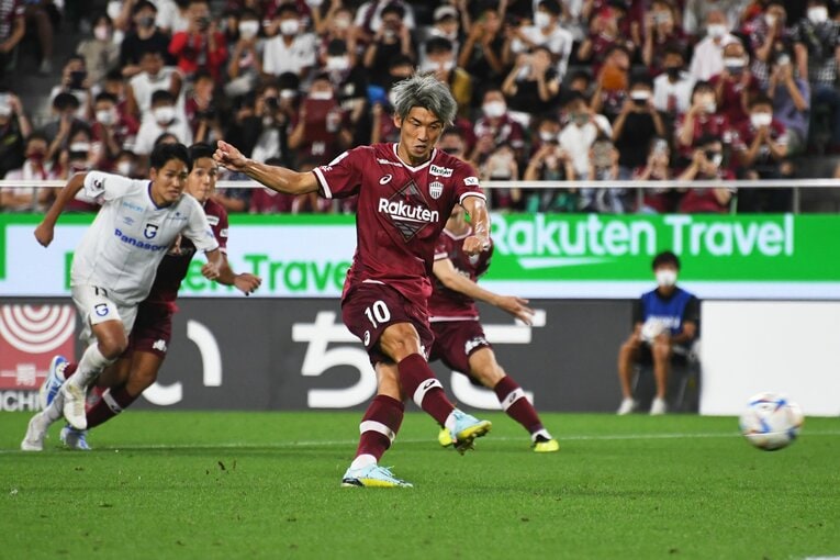 2022年9月18日のJ1第30節。残留を争うガンバ大阪との直接対決でPKを決める大迫勇也　©Masashi Hara