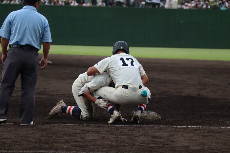 【今夏の様子】決勝…花咲徳栄に敗れ、うなだれる浦和学院ナイン　©Yuki Kashimoto