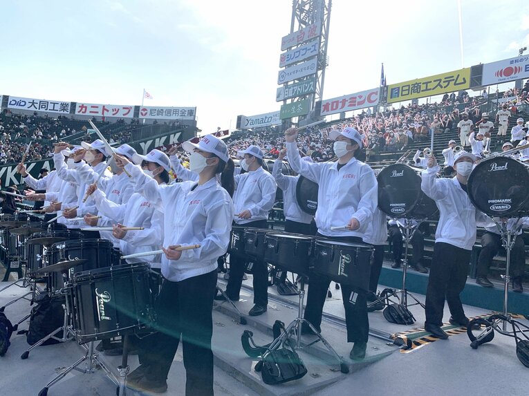 昨夏の甲子園。豊富な打楽器で力強く演奏する高知アルプス。四条畷学園マーチングとの合同応援だ ©Yukiko Umetsu