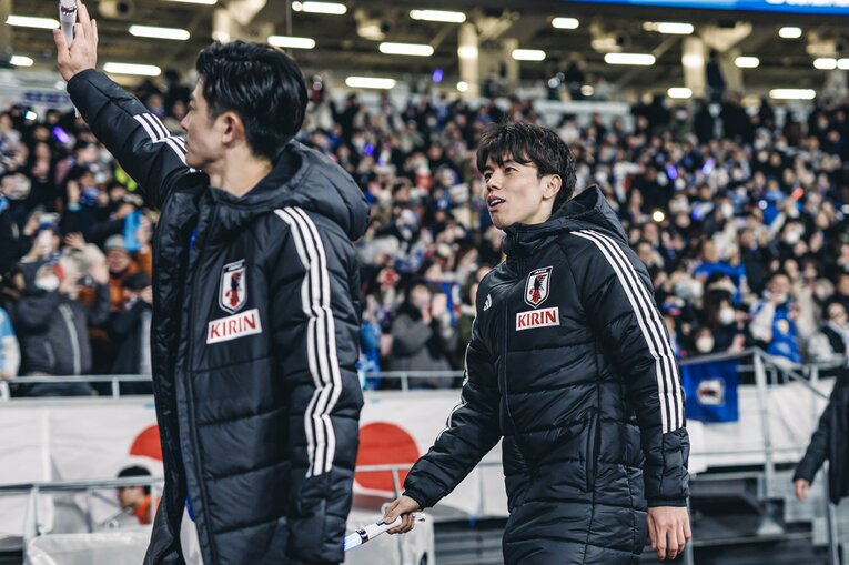 サポーターの歓声に応える谷口彰悟と田中碧　©Kiichi Matsumoto/JMPA