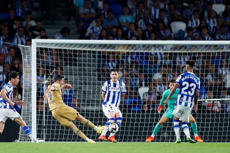 久保建英は「2ケタ得点」狙えるのでは…名手シルバと“精度の差”はあれど、カメラマンが感じたワケ〈バルサ戦好守で同点弾の起点〉(3)