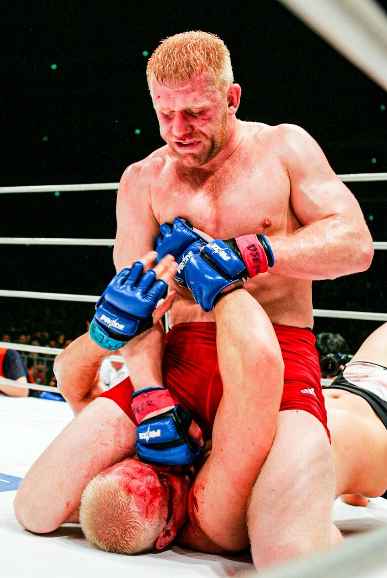 シュルトの顔面にパウンドを落とすハリトーノフ　©Susumu Nagao