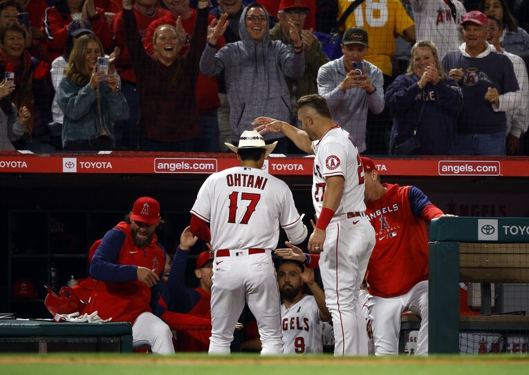 レイズ戦のホームラン後、カウボーイハットをかぶせるトラウト　©Getty Images