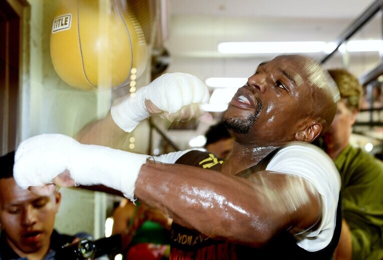 パンチングボールを叩くメイウェザー　©Naoki Fukuda