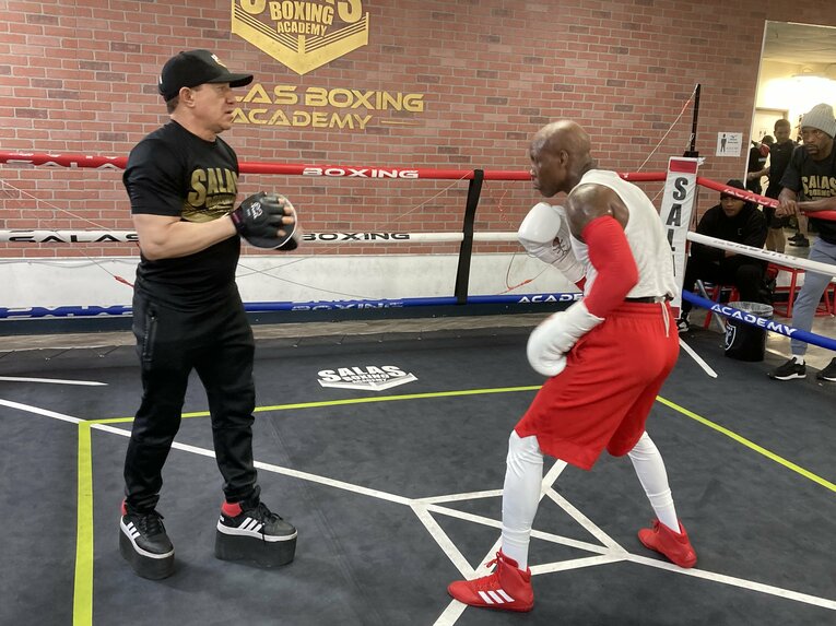 ジムでウガスを指導するサラス　©Soichi Hayashi Sr.