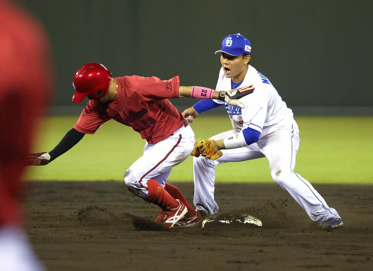 中日のショート・村松開人（22歳）。2022年ドラフト2位、明治大出身　©JIJI PRESS