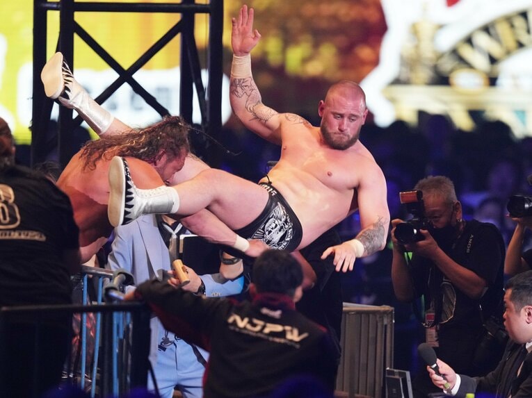 場外でゲイブ・キッドを鉄柵の外に投げ捨てるケニー・オメガ。1月5日、東京ドーム　©Essei Hara