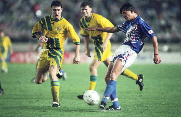 日本代表の10番を背負った頃の岩本　©JIJI PRESS