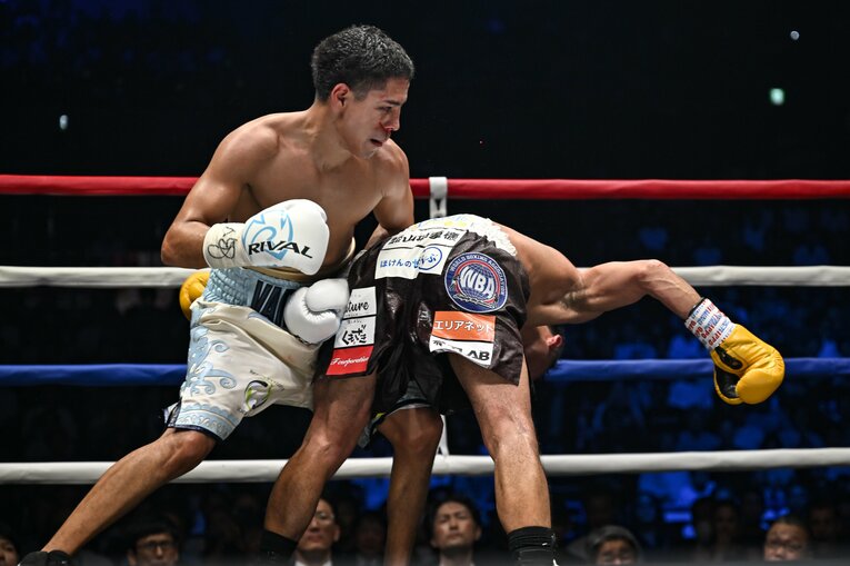 最終ラウンド、バルガスにダウンを奪い返された比嘉大吾　©Hiroaki Finito Yamaguchi