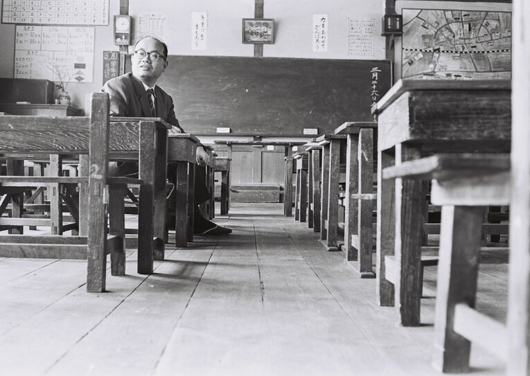 1965年、倉敷市立西阿知小学校で　©BUNGEISHUNJU