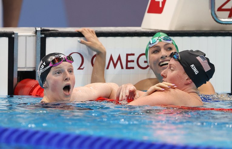 金メダルに驚く17歳リディア・ジャコビーのもとに近づくリリー・キング　©︎Getty Images