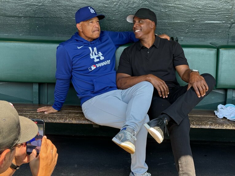 【番記者が撮った“テレビに映らない”大谷＆ドジャース写真】じつはメチャクチャ仲良しのロバーツ監督とボンズ　©Naoyuki Yanagihara