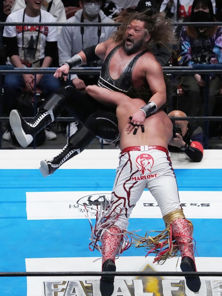 EVILにジーンブラスターを決める辻陽太　©Essei Hara